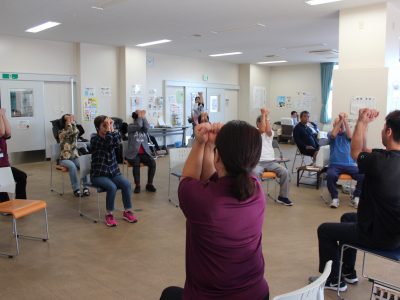 ちむぐくる館の健康増進室で健康体操！
