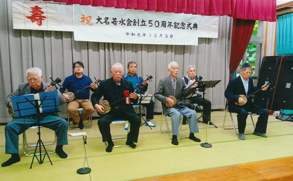 祝賀会幕開け演奏(三線クラブ)