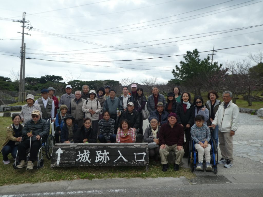 今帰仁城跡で記念撮影