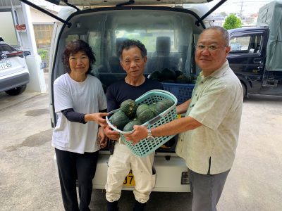 津嘉山かぼちゃの寄贈ありました（神里夫妻）