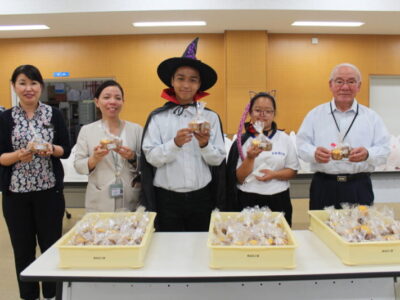 南風原高等支援学校の生徒から子ども食堂へハロウィンマフィン寄贈