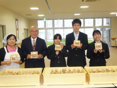 南風原高等支援学校の生徒から子ども食堂へケーキとお菓子の寄贈がありました